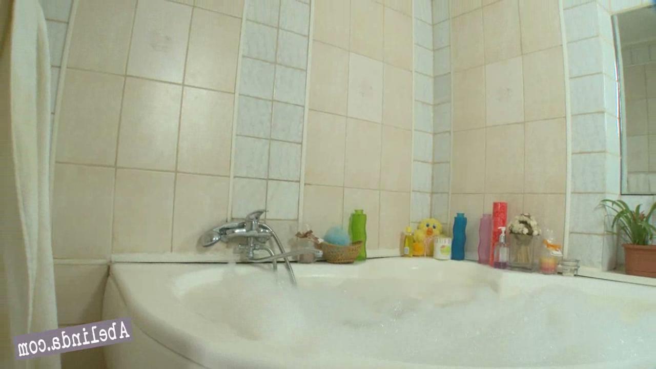 20P Pictures of Abelinda plesauring her pussy in the shower