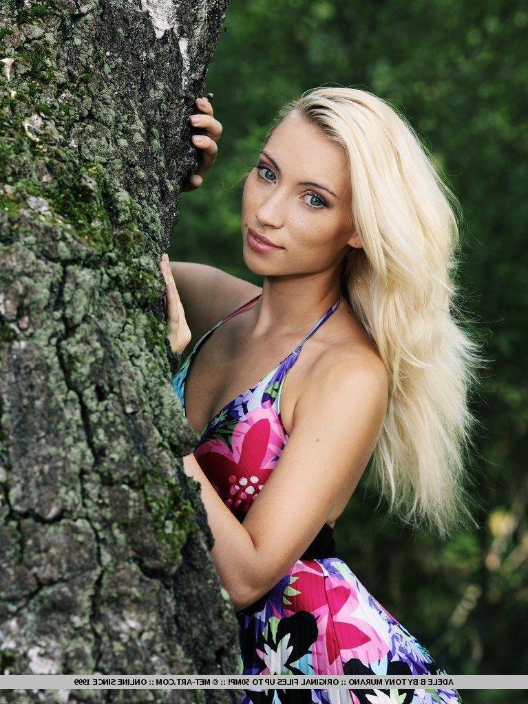 18P Pictures of Adele B showing her nakedness outside
