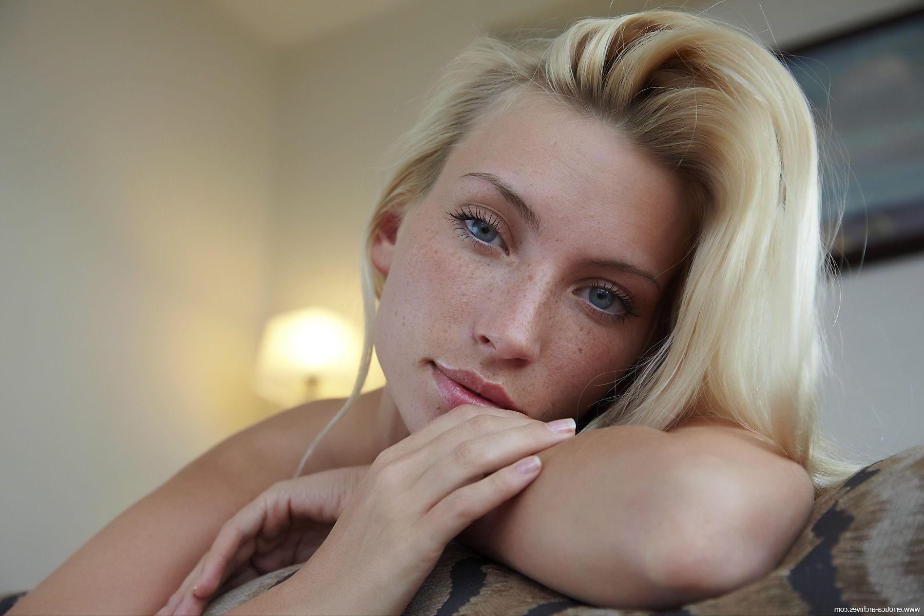 16P Pictures of an amazing teen girl totally nude for you in bed