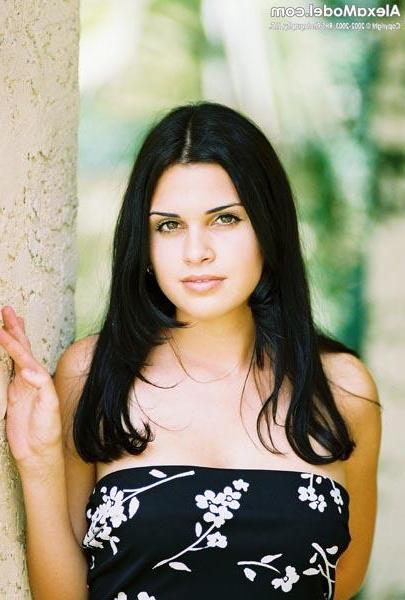 15P Alexa Model shows us some sweet cleavage
