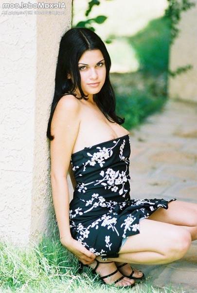 15P Alexa Model shows us some sweet cleavage