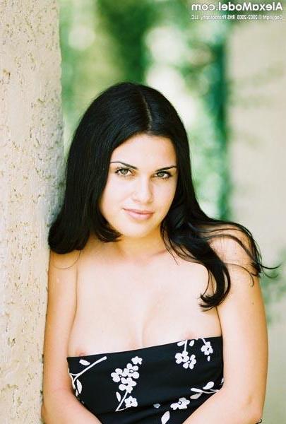 15P Alexa Model shows us some sweet cleavage