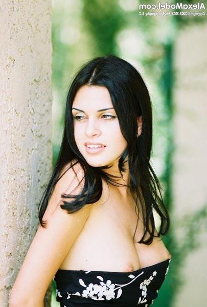 15P Alexa Model shows us some sweet cleavage