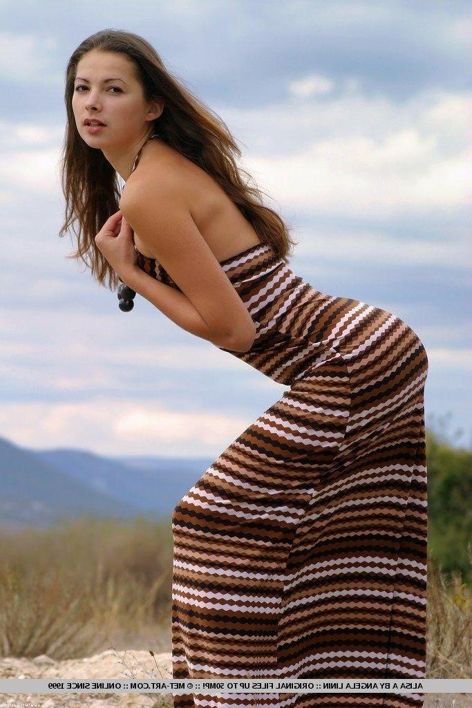18P Pictures of Alisa A getting naked outside