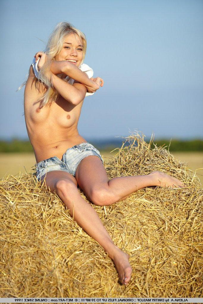 19P Pictures of Aljena A totally nude outside
