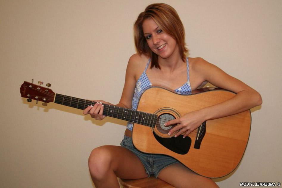 15P Pictures of Amber Kelly taking her clothes off
