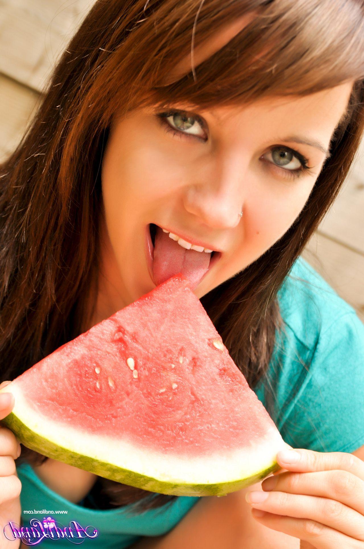 15P Pictures of Andi getting naughty in the back yard