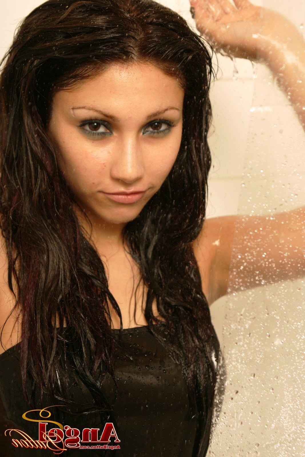 20P Pictures of Angel Button taking a hot shower