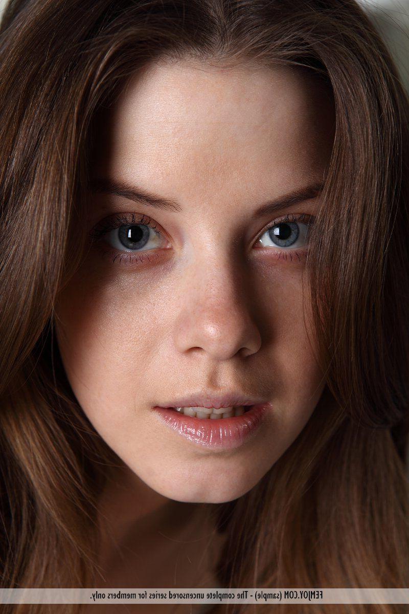 16P Pictures of Anita C getting naked just for you