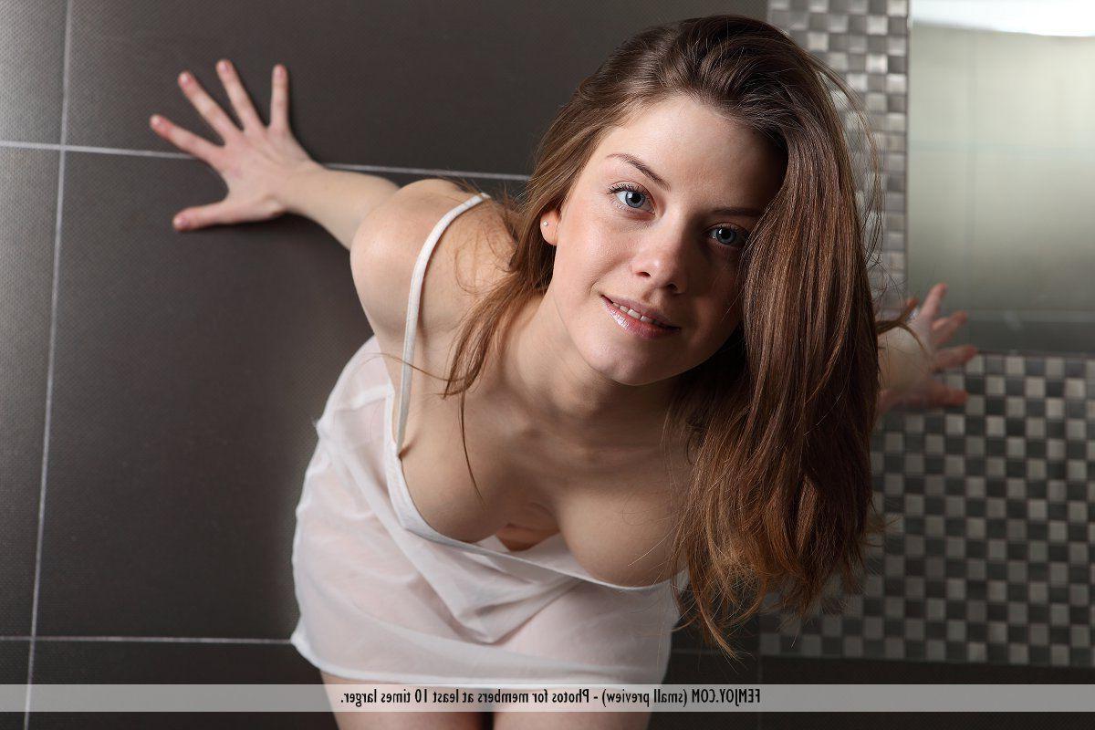 16P Pictures of Anita C getting naked just for you