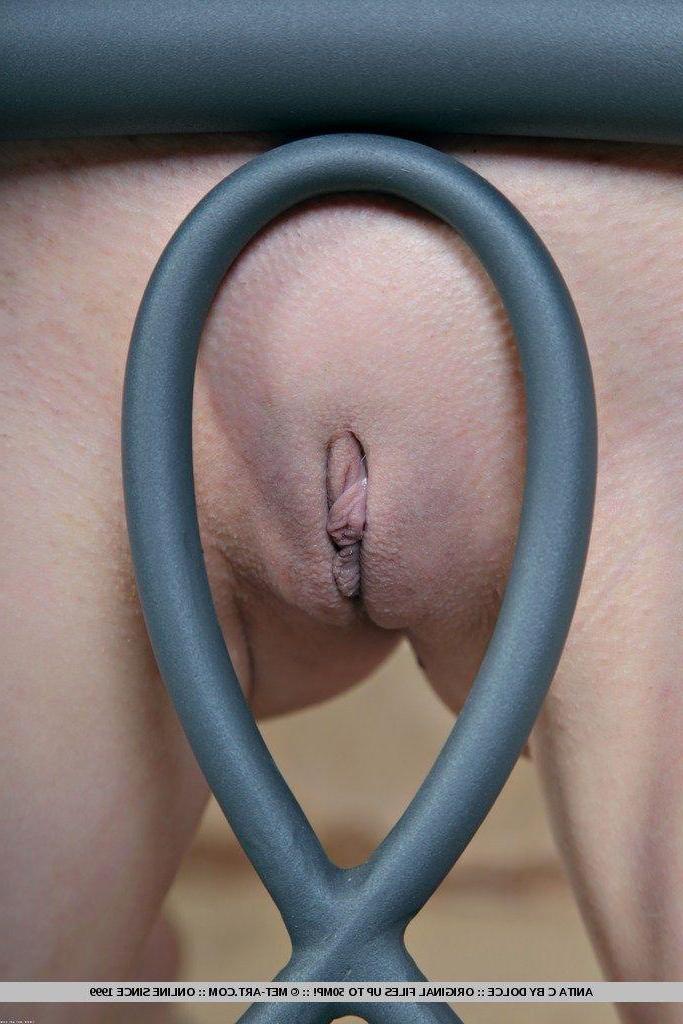 18P Pictures of Anita C naked and horny in bed
