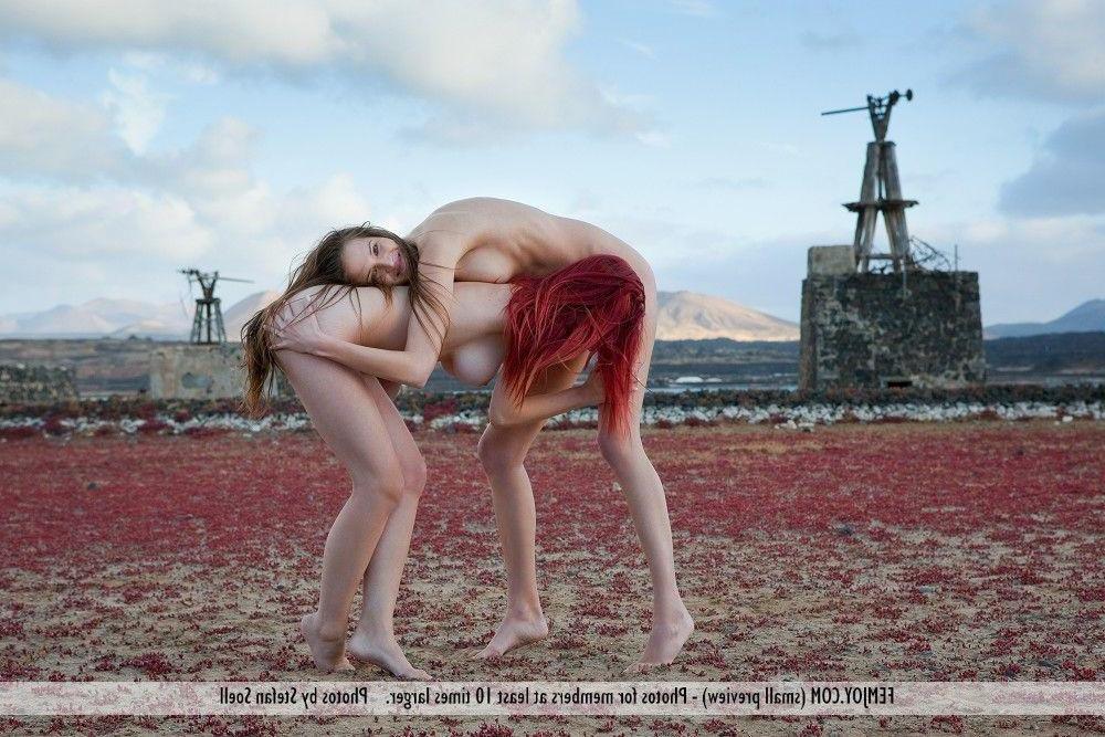 12P Pictures of Ariel naked with her girlfriend outside