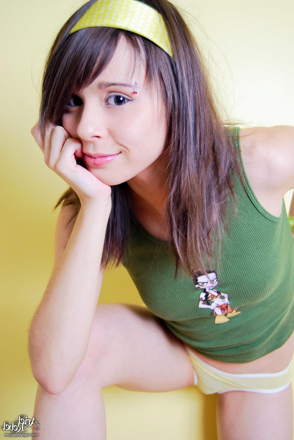 20P Pictures of teen Ariel Rebel spreading her legs for you