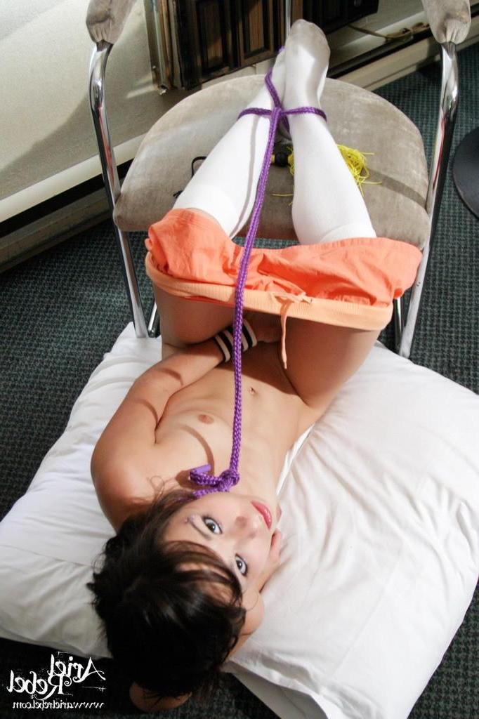 15P Ariel Rebel ties herself up and shows you her pussy
