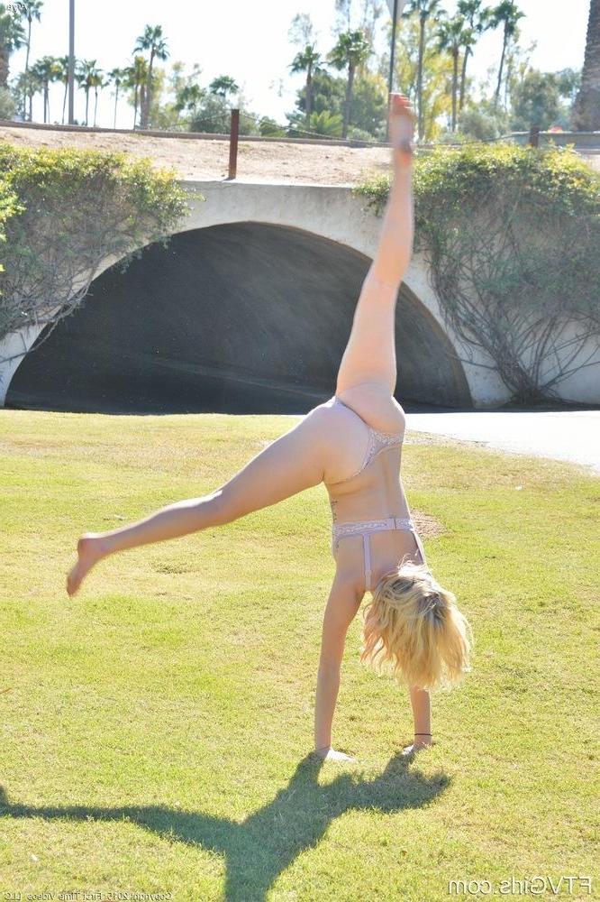 15P Blonde hottie Arya shows off her stunning nude body in public