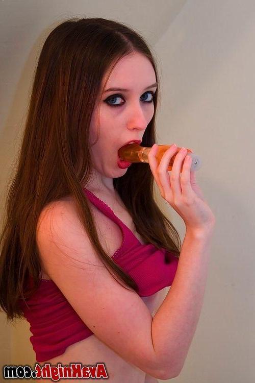 20P Pictures of Ava Knight playing with her wet pussy