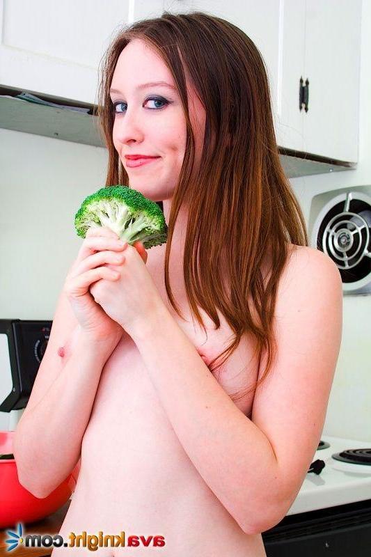 14P Pictures of Ava Knight making herself a salad in the nude