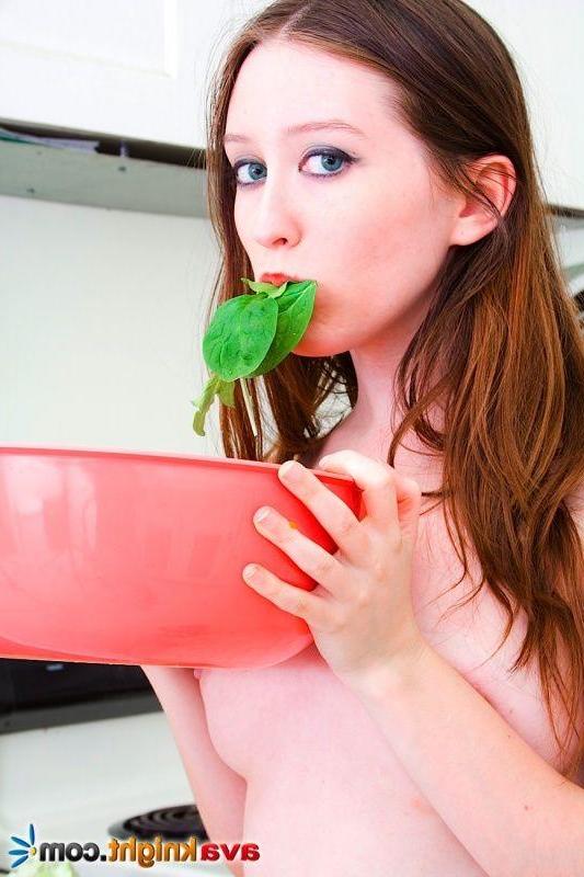 14P Pictures of Ava Knight making herself a salad in the nude