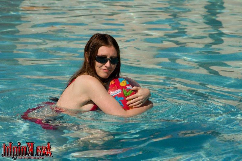 16P Pictures of Ava Knight having some fun in the sun