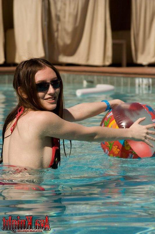 16P Pictures of Ava Knight having some fun in the sun