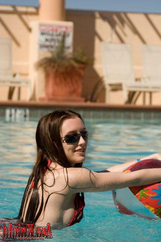 16P Pictures of Ava Knight having some fun in the sun