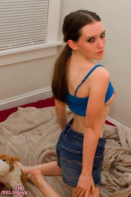 16P Pictures of teen model Ava Knight totally nude for you
