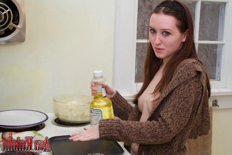 16P Pictures of teen nympho Ava Knight cooking you breakfast