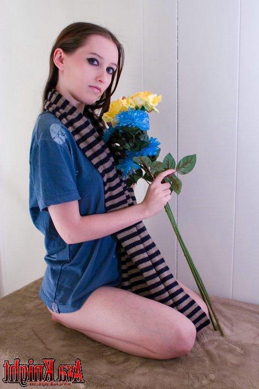 20P Pictures of Ava Knight spreading her legs