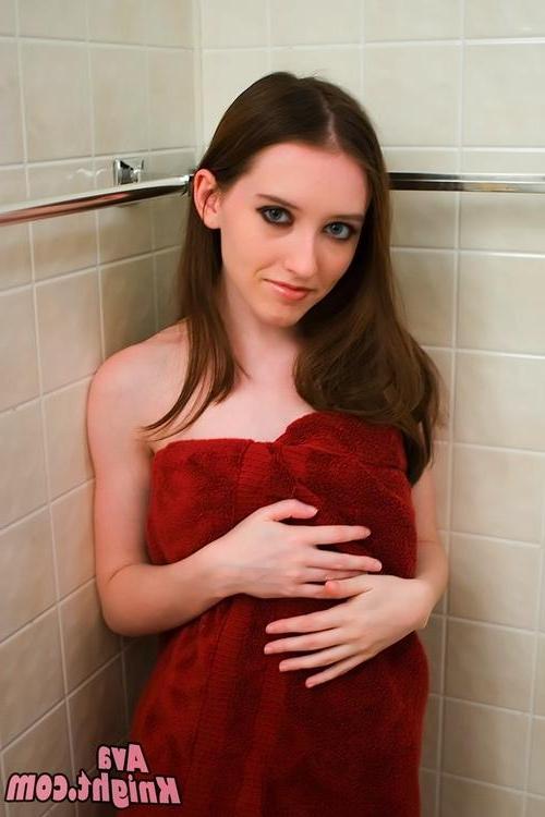 20P Pictures of teen model Ava Knight making herself all wet