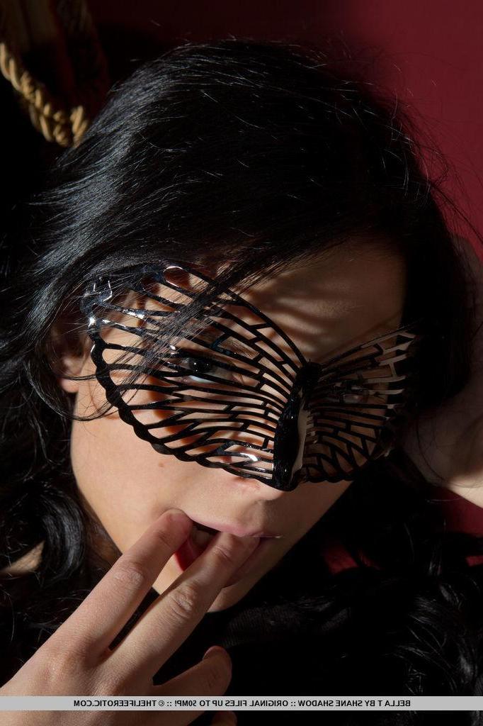 16P Beautiful pin up model Bella T removes her mask and her tights