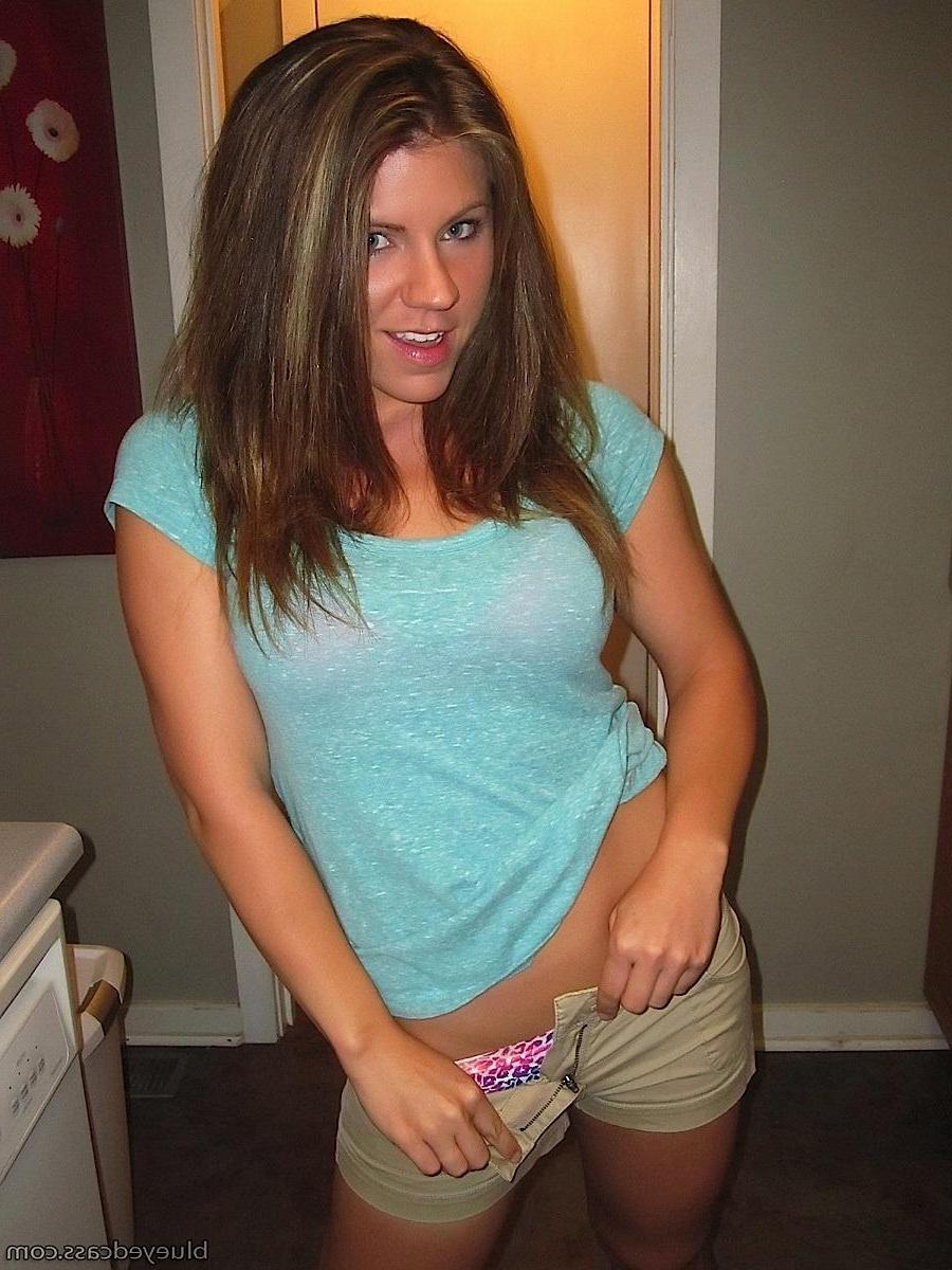 15P Pictures of Blueyed Cass having some naked fun around the house