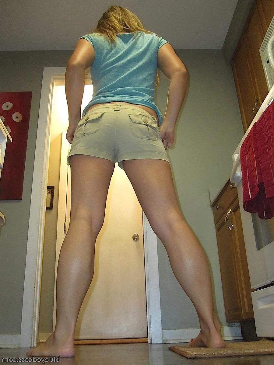 15P Pictures of Blueyed Cass having some naked fun around the house