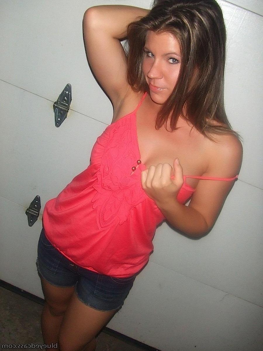 15P Pictures of Blueyed Cass having some fun in public