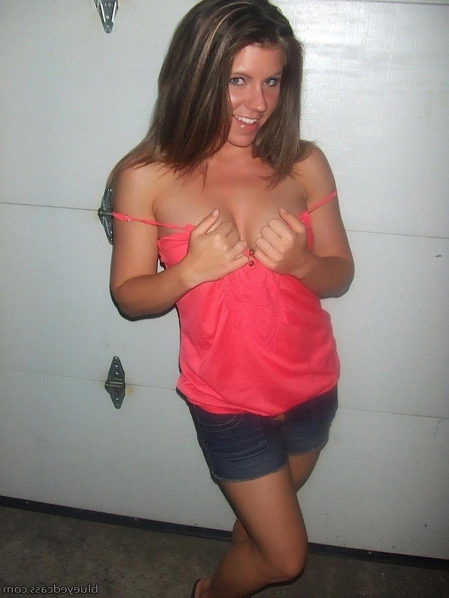 15P Pictures of Blueyed Cass having some fun in public