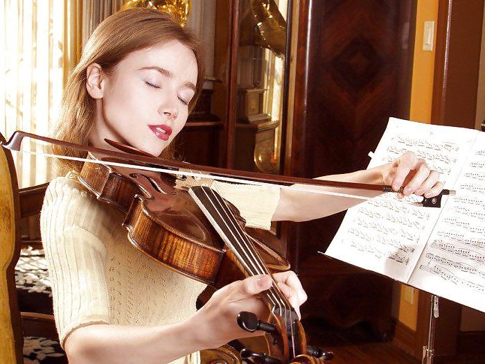 16P Dark-blonde teenie playing her violin