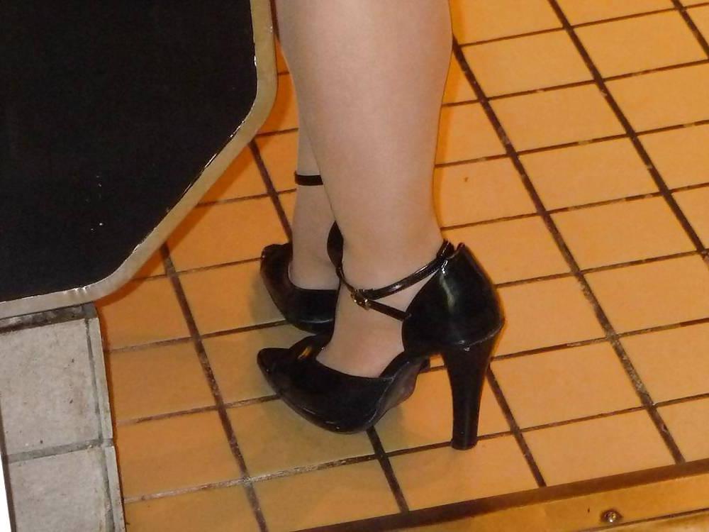 11P Japanese Candids - Feet on the Street 15