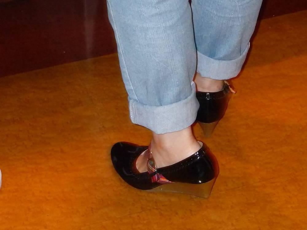 11P Japanese Candids - Feet on the Street 15