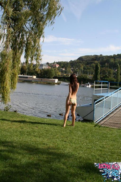 15P Pictures of Candy Skye naked outside in public