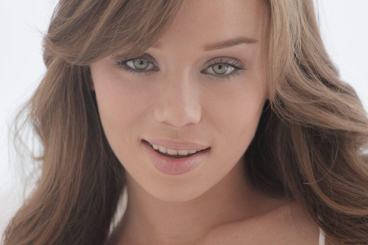 16P Pictures of a beautiful girl stripping off her panties