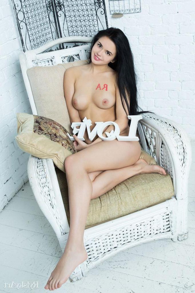 16P Hot girl Carmen Summer gives you some love in "Gadeiry"
