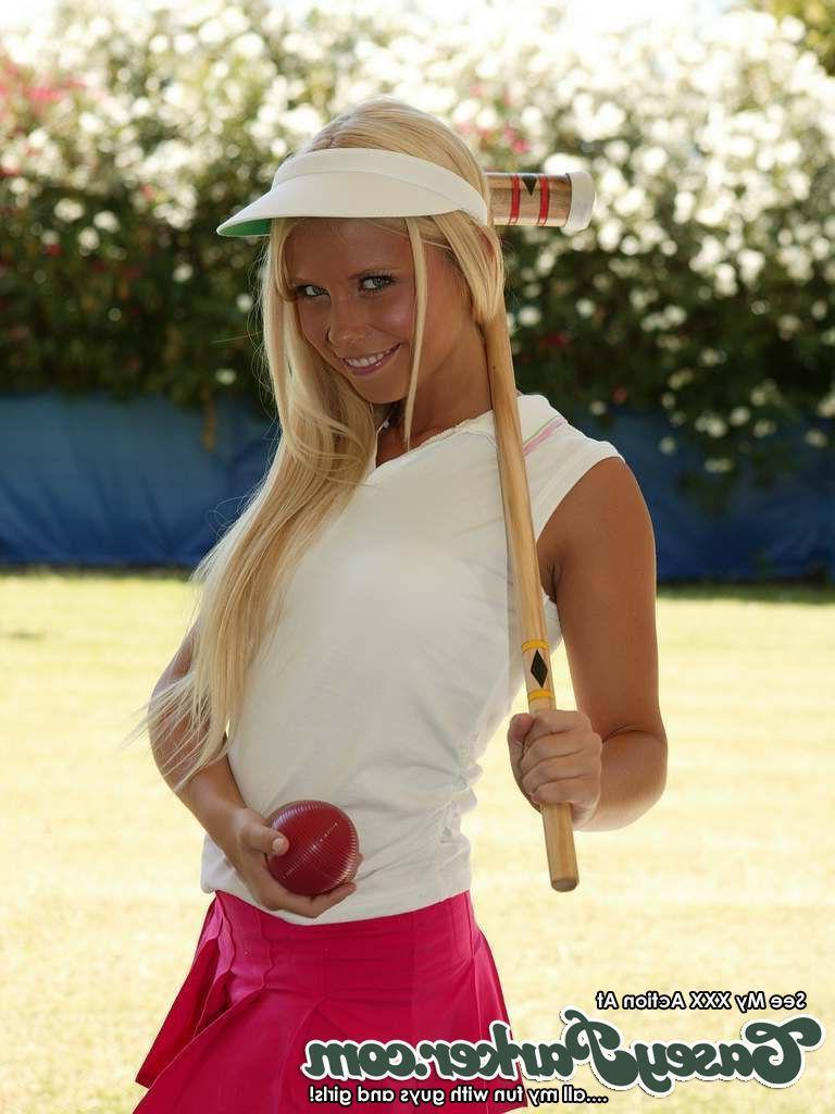 20P Pictures of Casey Parker getting naked on a golf course