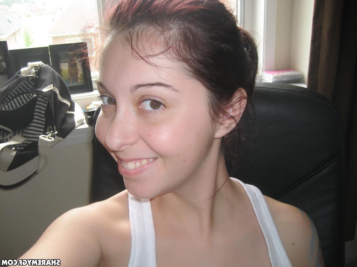 20P Brunette babe Cassie Leanne takes pics of herself masturbating