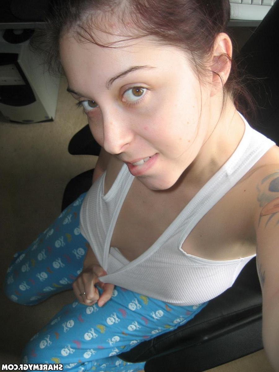 20P Brunette babe Cassie Leanne takes pics of herself masturbating
