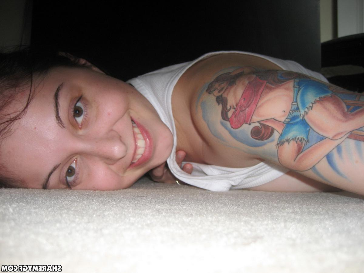 20P Brunette babe Cassie Leanne takes pics of herself masturbating