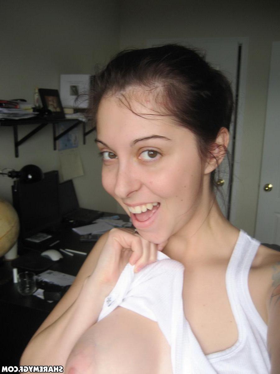 20P Brunette babe Cassie Leanne takes pics of herself masturbating