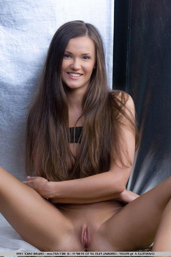 19P Pictures of Chantelle A showing her hot body