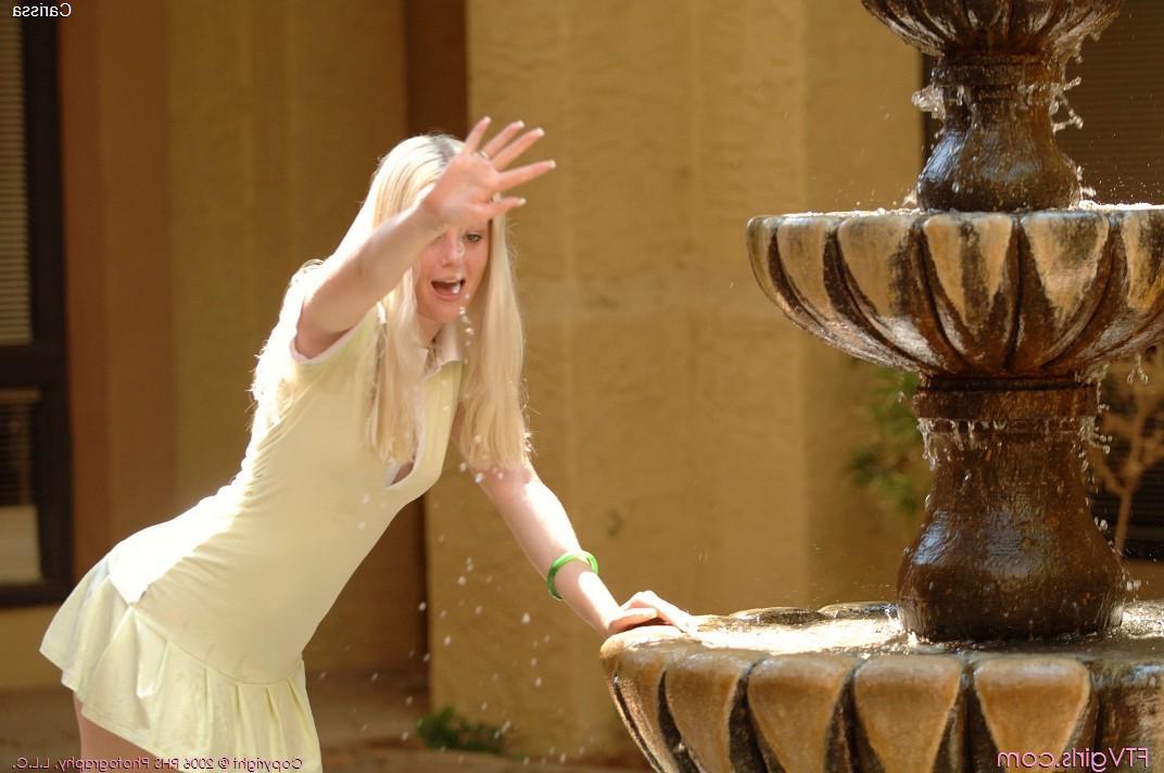 20P Pictures of Carissa being naughty outside