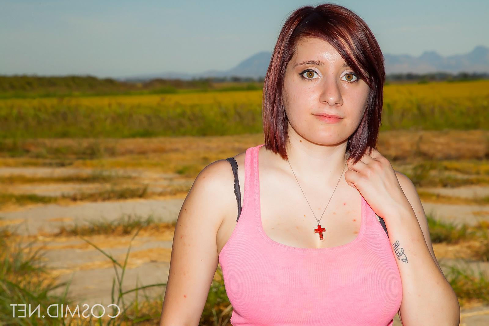 16P Redhead girl Chelsea Bell strips outside in her first photo set
