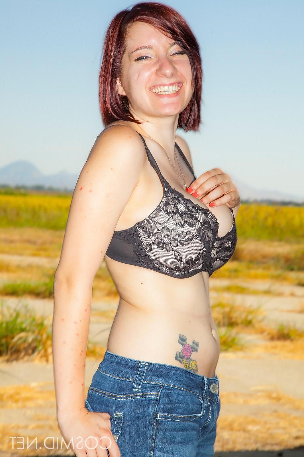 16P Redhead girl Chelsea Bell strips outside in her first photo set