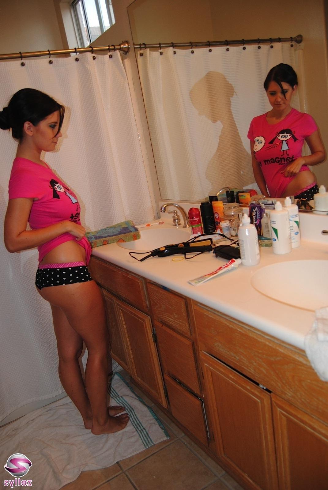 15P Chrissy Marie gets all wet for you in the shower